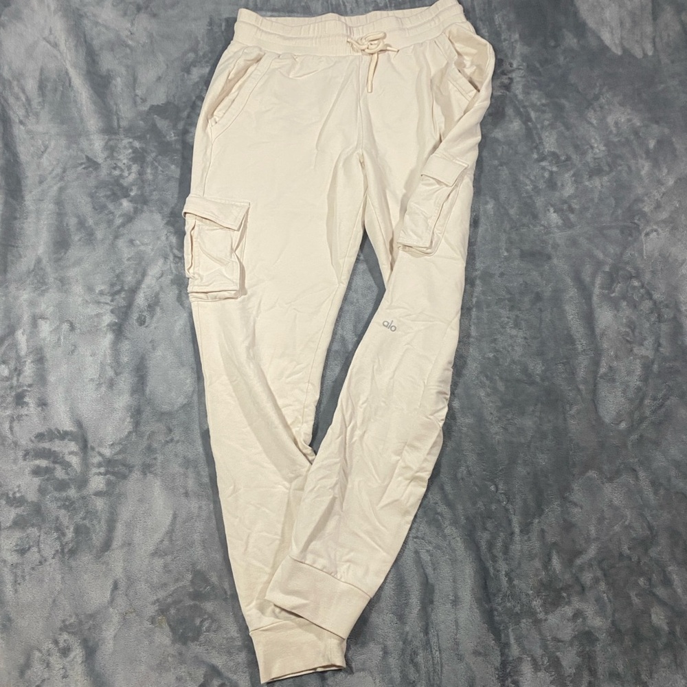 ALO Yoga Unwind Cargo Cream Joggers L